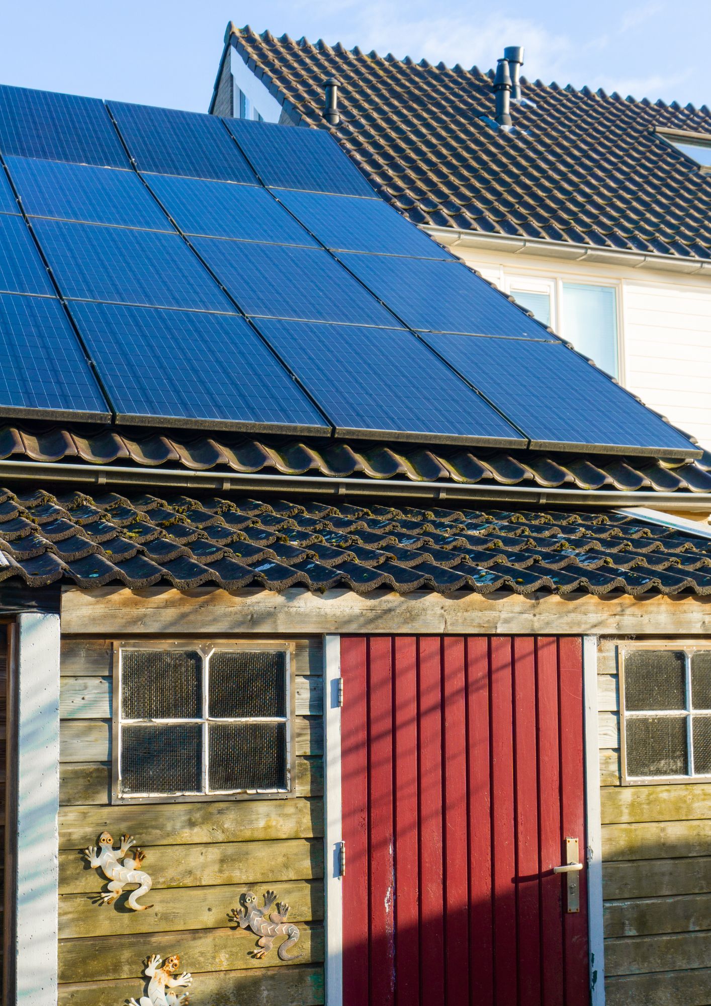 Zonnepanelen op het dak van een woning als onderdeel van energiebesparende maatregelen voor woningverduurzaming.